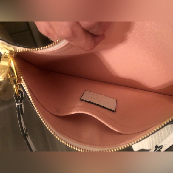 LV Handheld wristlet pouch 🖤🩵 - Picture 12 of 16